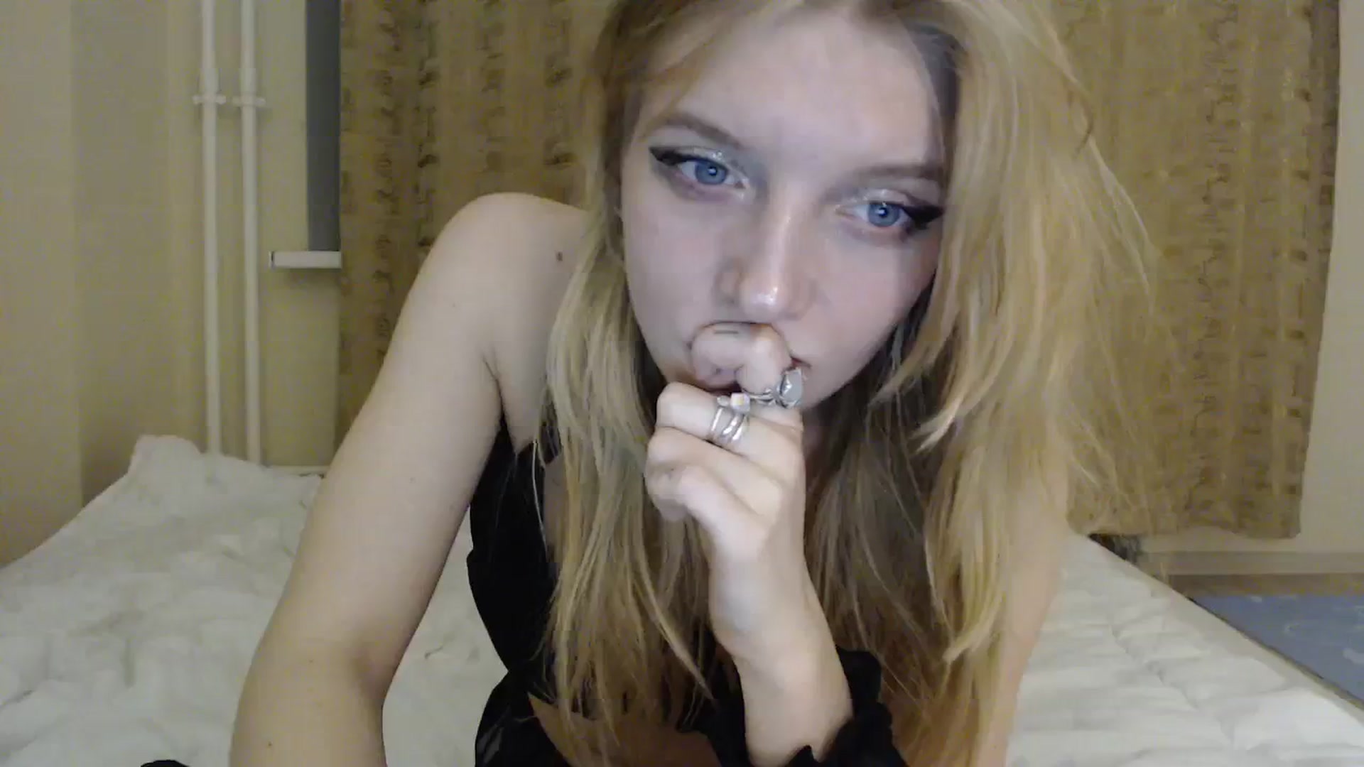 Gallery image thumbnail from LunarWltch's myfreecams stream on, 02/25/2024, 18:12 image 4 of 20