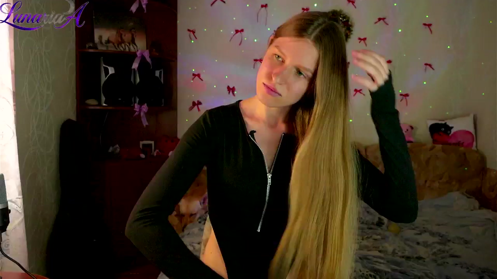 Gallery image thumbnail from Lunaria_a's myfreecams stream on, 04/10/2026, 12:13 image 6 of 20