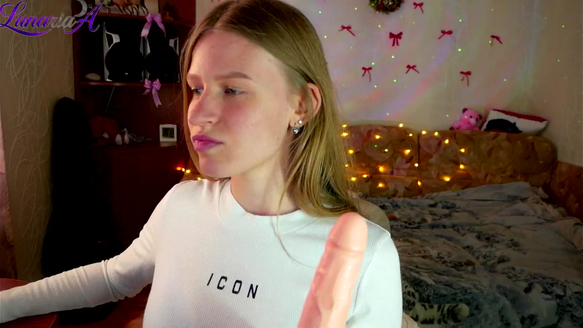 Gallery image thumbnail from Lunaria_a's myfreecams stream on, 04/15/2026, 09:39 image 1 of 20