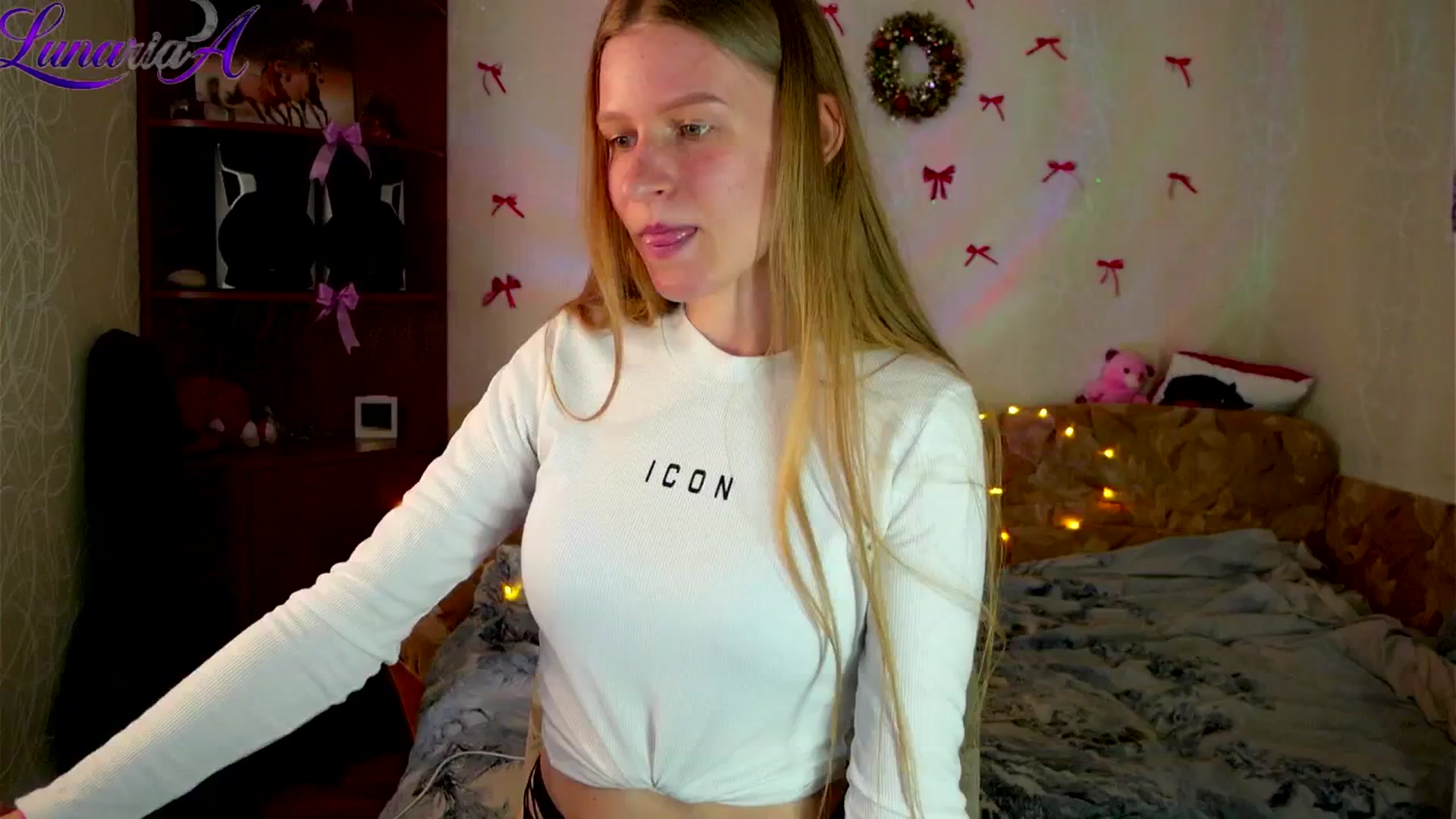 Gallery image thumbnail from Lunaria_a's myfreecams stream on, 04/15/2026, 09:39 image 10 of 20