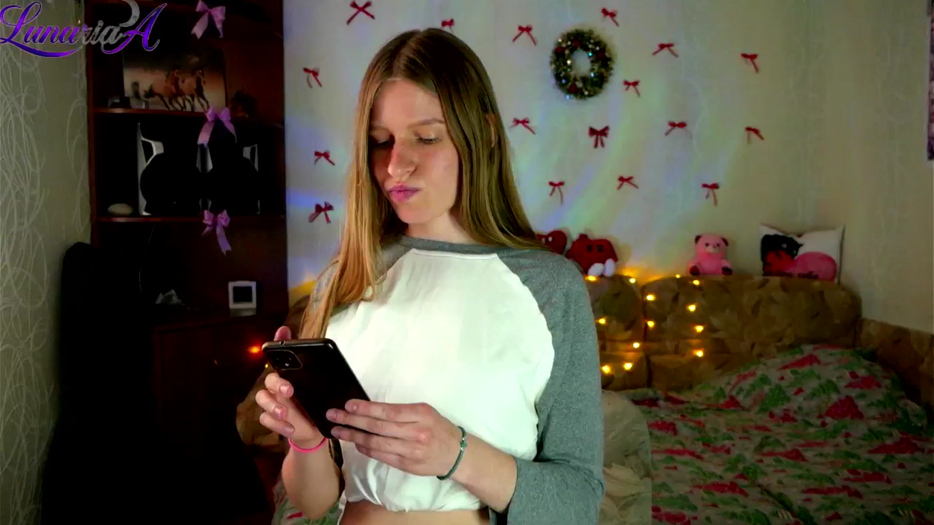 Gallery image thumbnail from Lunaria_a's myfreecams stream on, 04/22/2026, 10:48 image 11 of 20