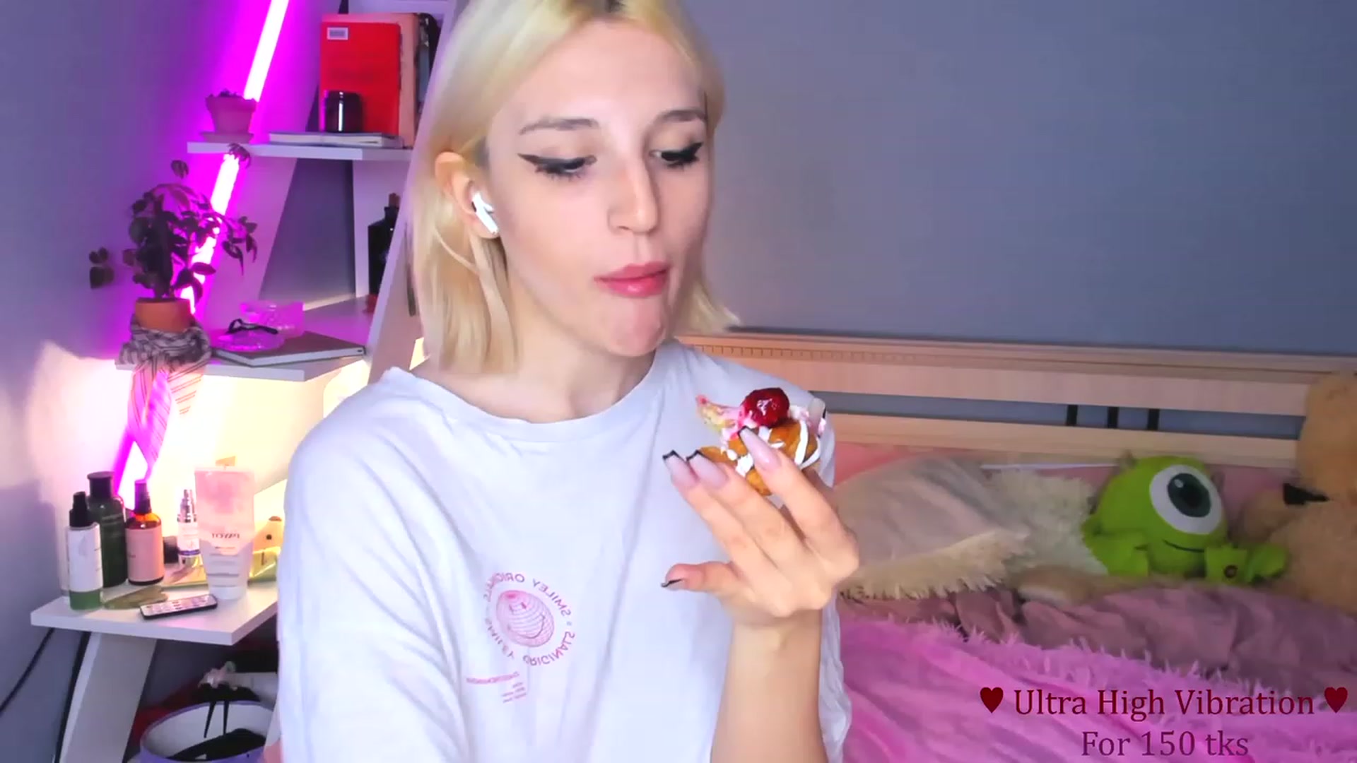 Gallery image thumbnail from Lunatale's myfreecams stream on, 11/11/2023, 17:03 image 3 of 20
