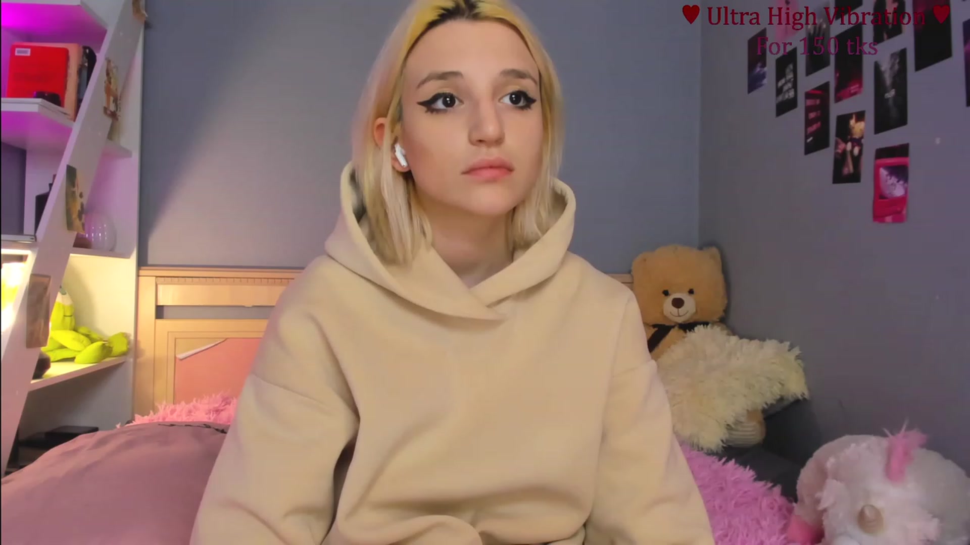 Gallery image thumbnail from Lunatale's myfreecams stream on, 11/17/2023, 15:15 image 15 of 20