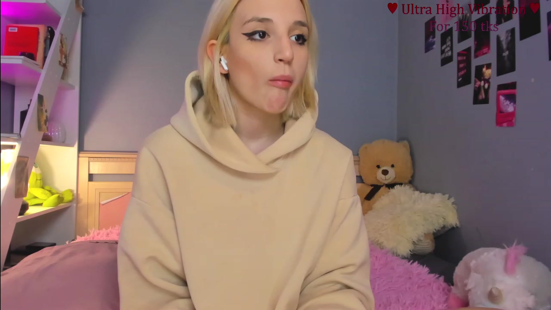 Gallery image thumbnail from Lunatale's myfreecams stream on, 11/17/2023, 15:15 image 13 of 20