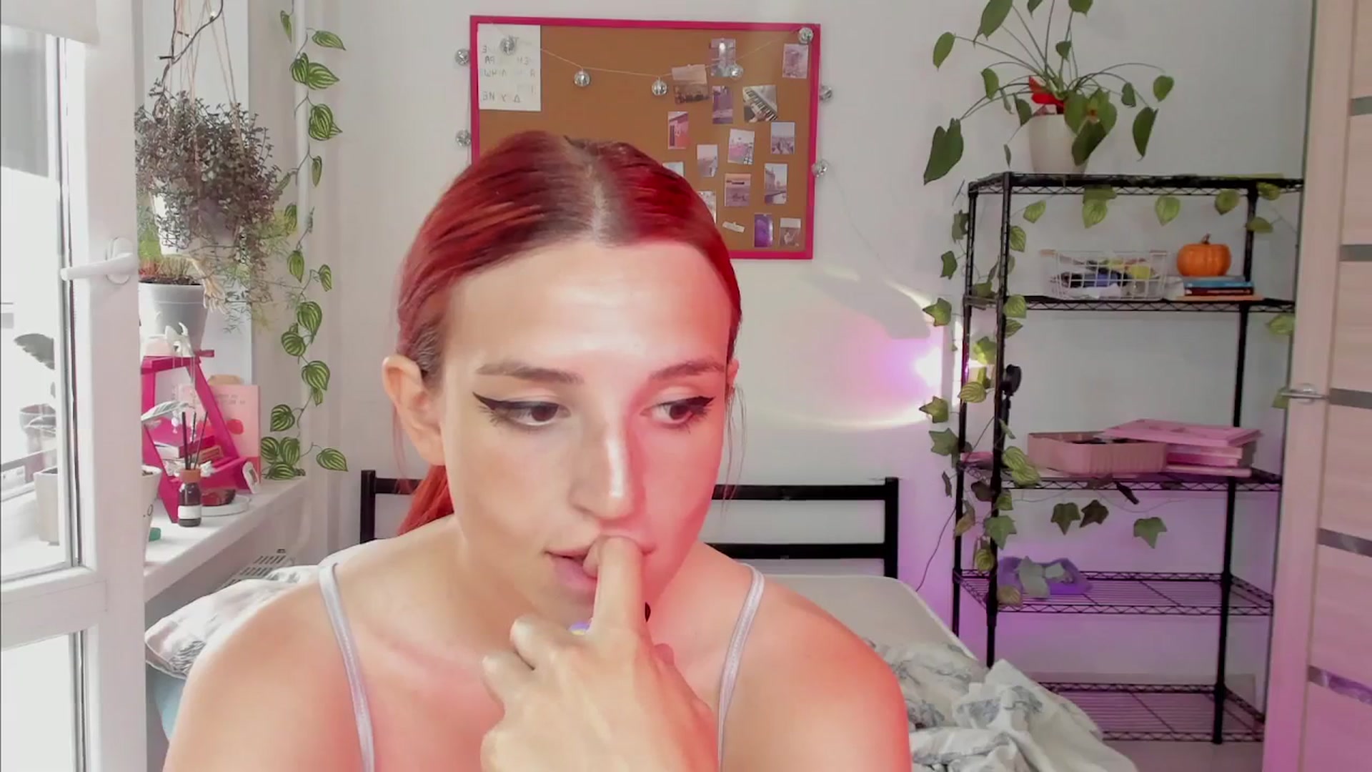 Gallery image thumbnail from Lunatale's myfreecams stream on, 06/21/2025, 13:22 image 16 of 20