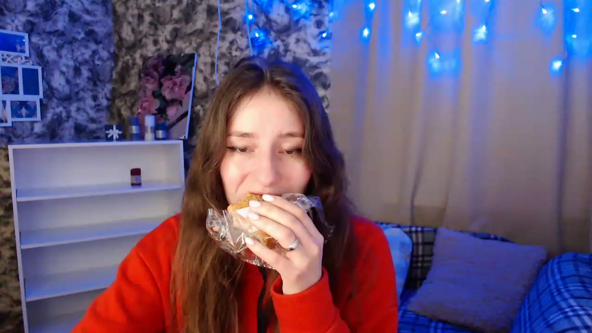 Gallery image thumbnail from Lunnaa_xx's myfreecams stream on, 12/22/2022, 18:46 image 2 of 20