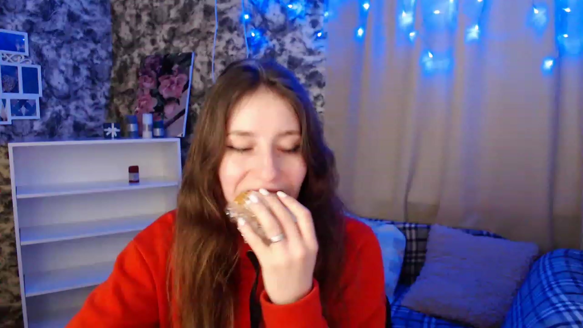 Gallery image thumbnail from Lunnaa_xx's myfreecams stream on, 12/22/2022, 18:46 image 3 of 20