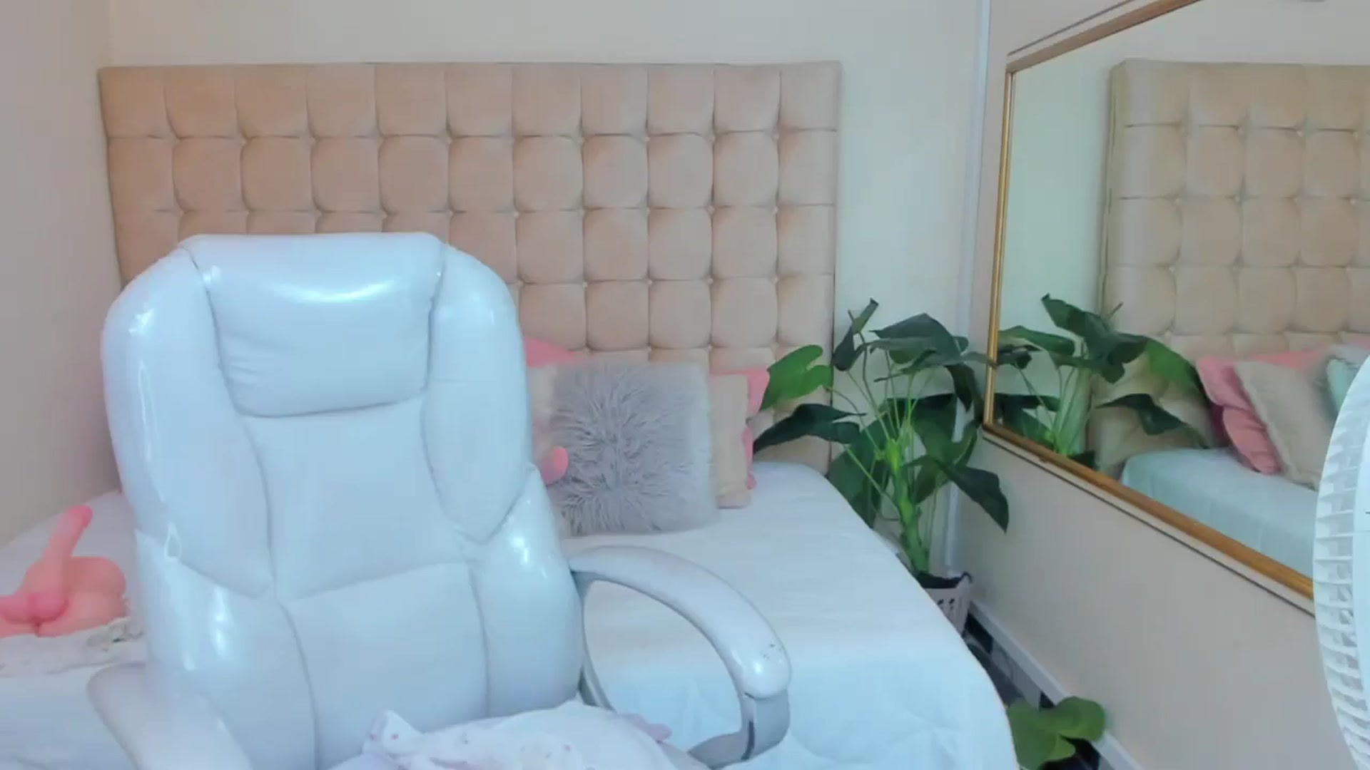 Gallery image thumbnail from Lupe_blue's myfreecams stream on, 03/16/2025, 13:59 image 18 of 20