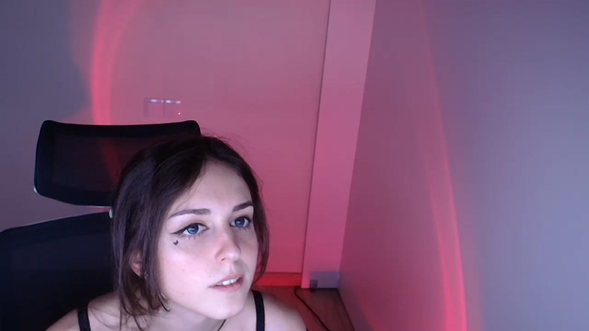 Gallery image thumbnail from Lurenn's myfreecams stream on, 11/22/2023, 13:21 image 11 of 20