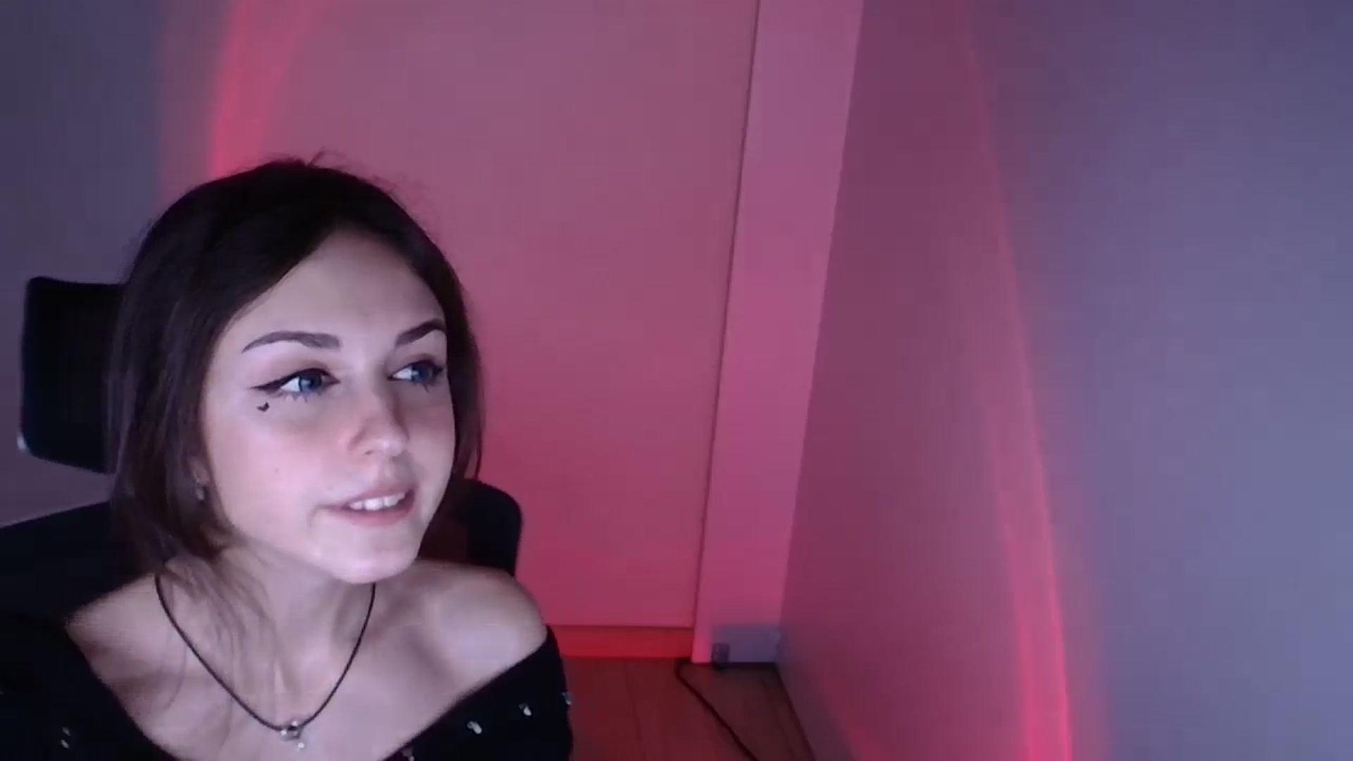 Gallery image thumbnail from Lurenn's myfreecams stream on, 11/22/2023, 13:21 image 17 of 20