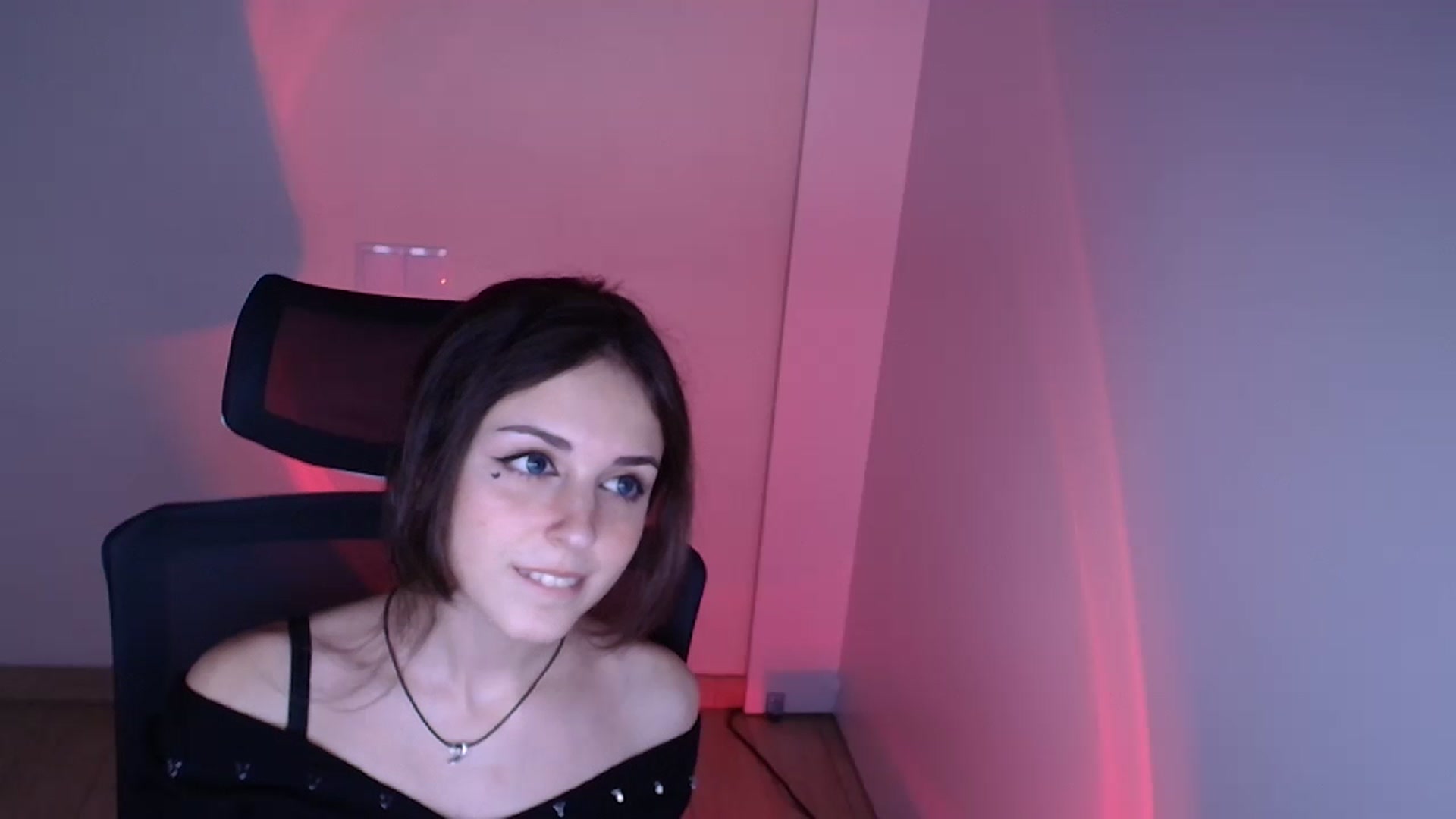 Gallery image thumbnail from Lurenn's myfreecams stream on, 11/22/2023, 13:21 image 15 of 20