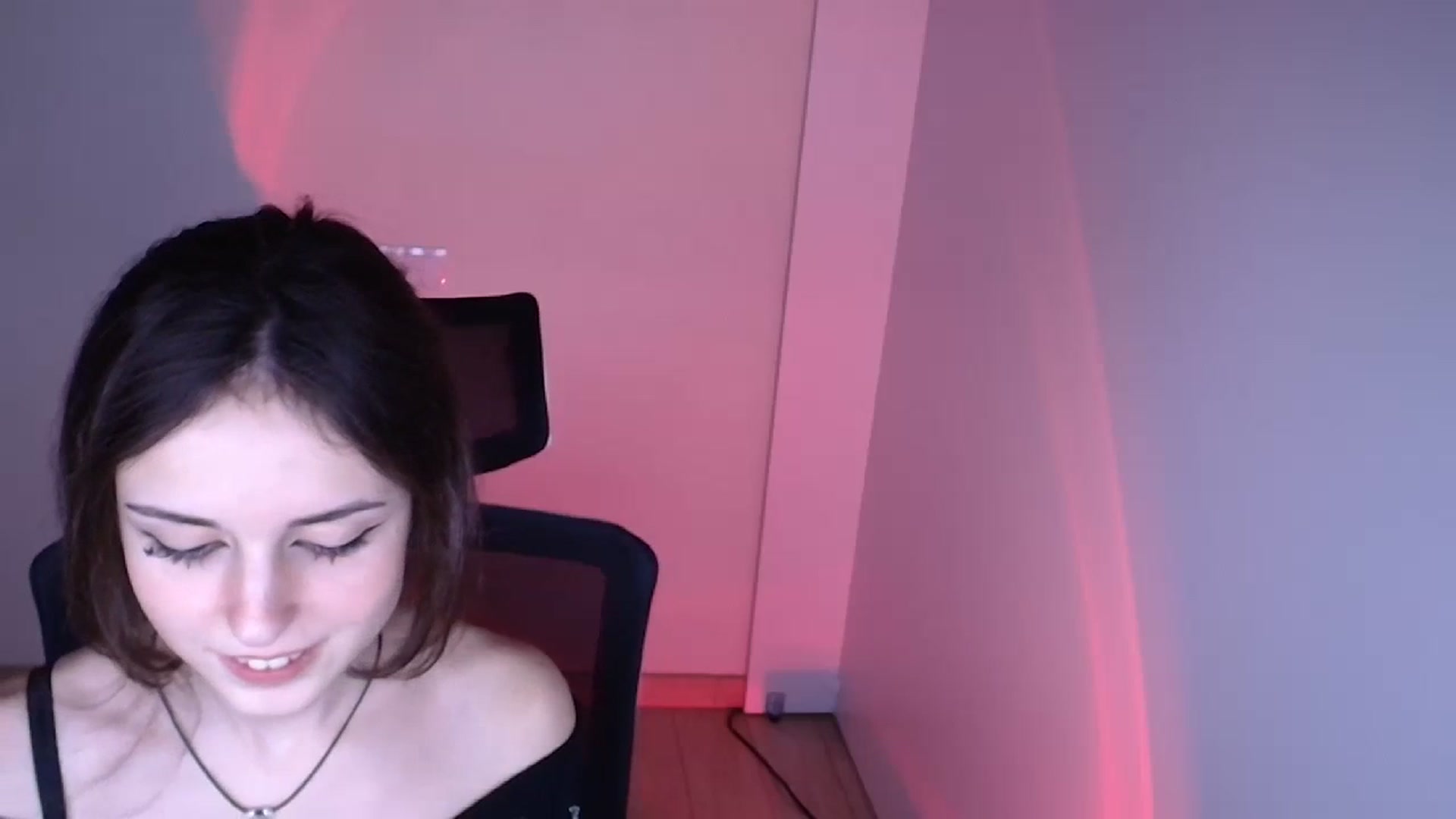 Gallery image thumbnail from Lurenn's myfreecams stream on, 11/22/2023, 13:21 image 16 of 20