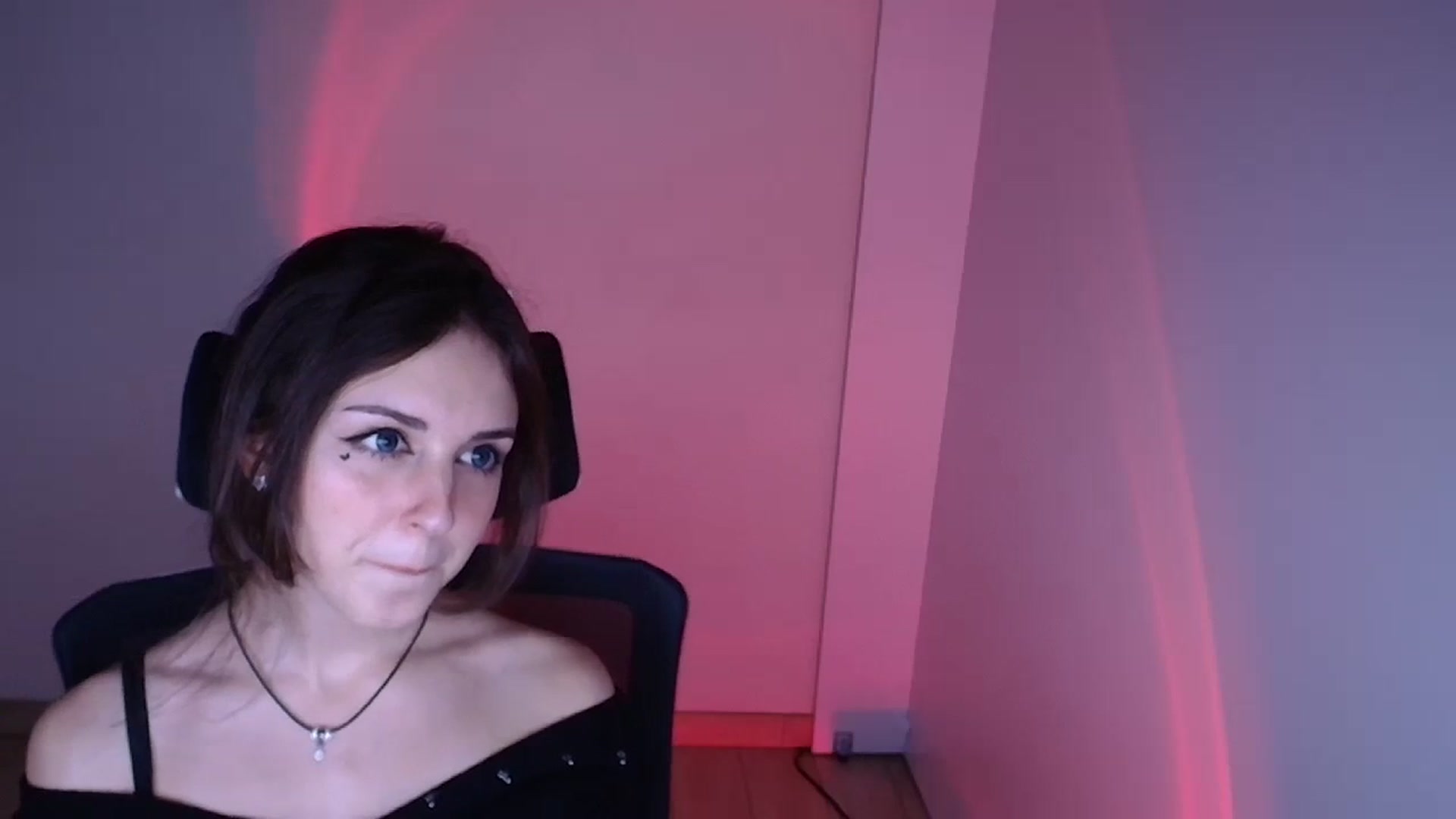 Gallery image thumbnail from Lurenn's myfreecams stream on, 11/22/2023, 13:21 image 18 of 20