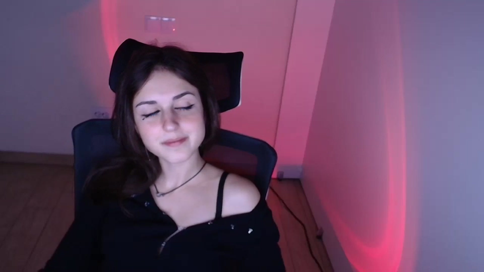 Gallery image thumbnail from Lurenn's myfreecams stream on, 11/22/2023, 13:21 image 6 of 20