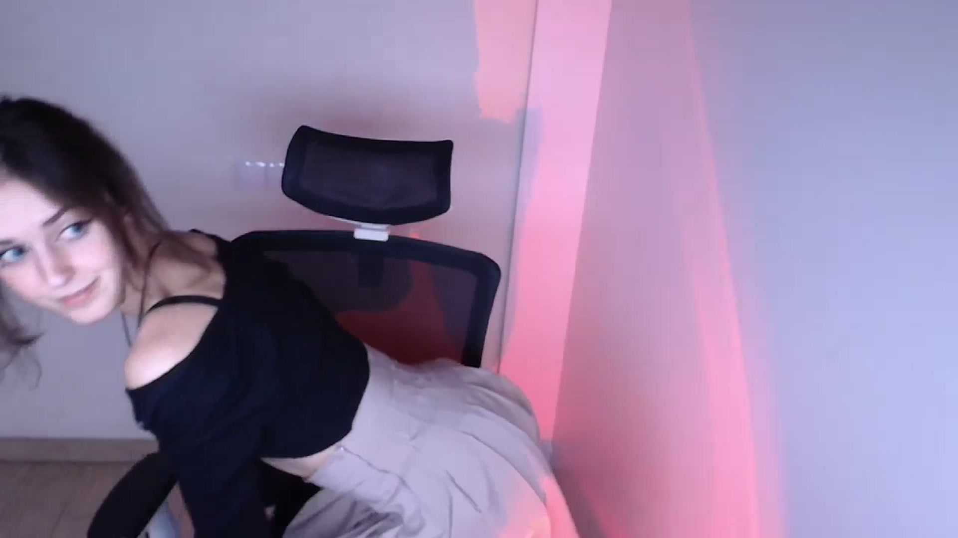Gallery image thumbnail from Lurenn's myfreecams stream on, 11/22/2023, 13:21 image 12 of 20