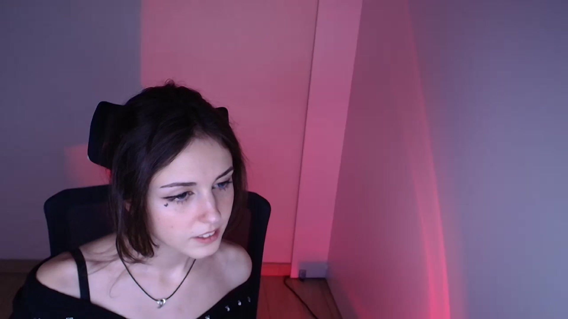 Gallery image thumbnail from Lurenn's myfreecams stream on, 11/22/2023, 13:21 image 14 of 20
