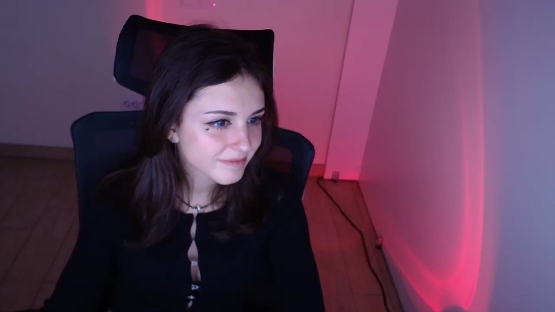 Gallery image thumbnail from Lurenn's myfreecams stream on, 11/22/2023, 15:36 image 7 of 20