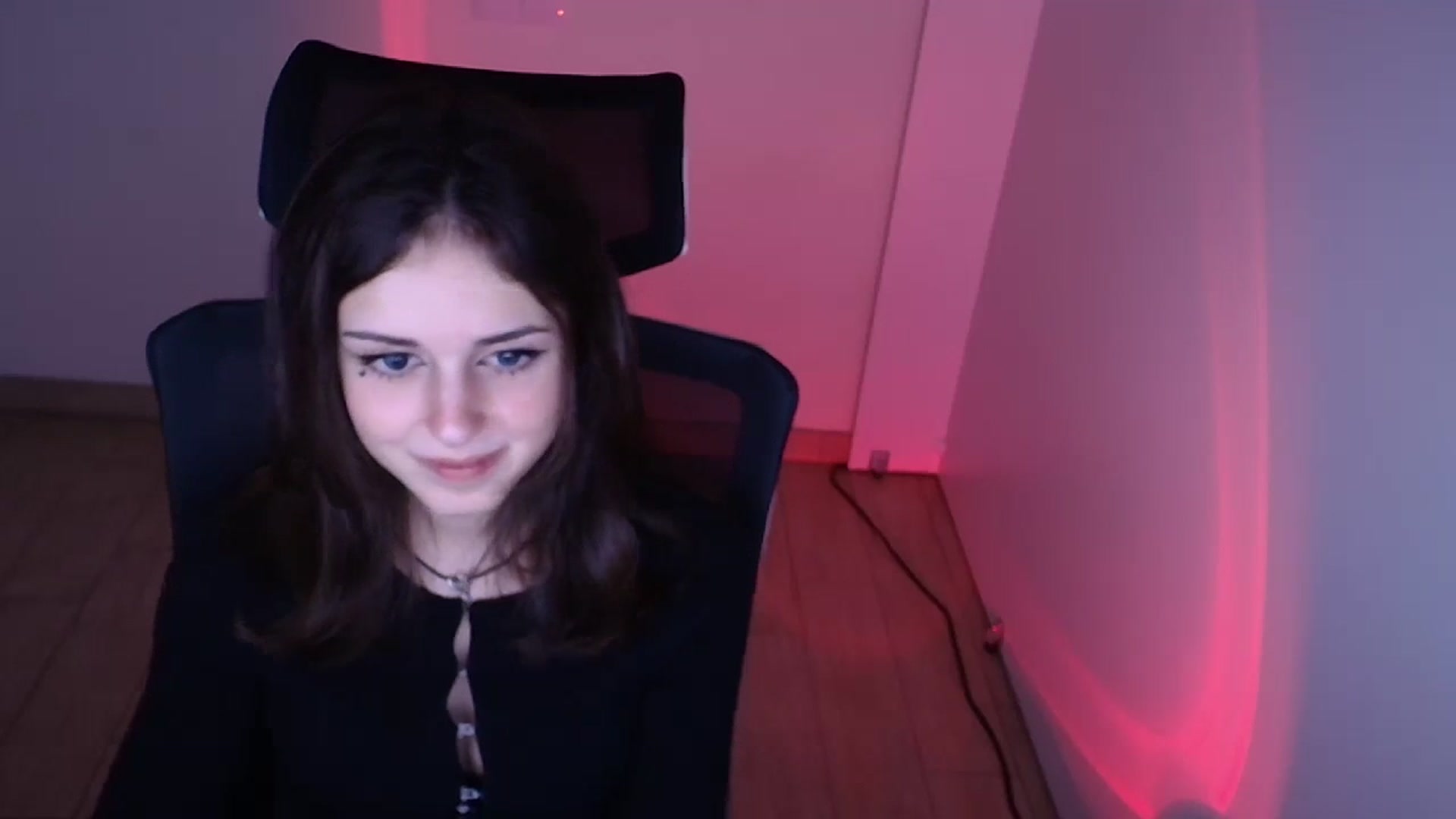 Gallery image thumbnail from Lurenn's myfreecams stream on, 11/22/2023, 15:36 image 14 of 20