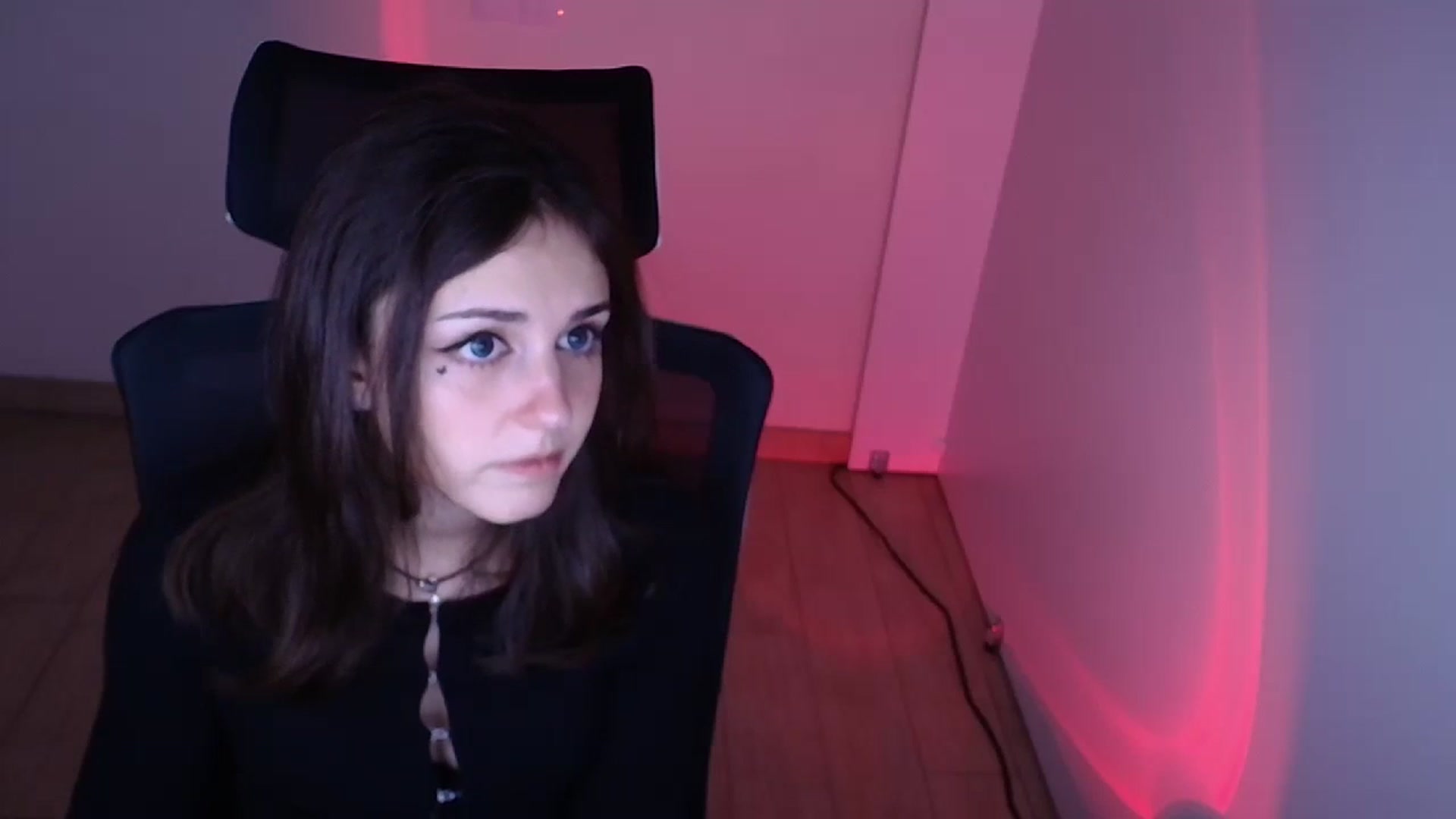 Gallery image thumbnail from Lurenn's myfreecams stream on, 11/22/2023, 15:36 image 17 of 20