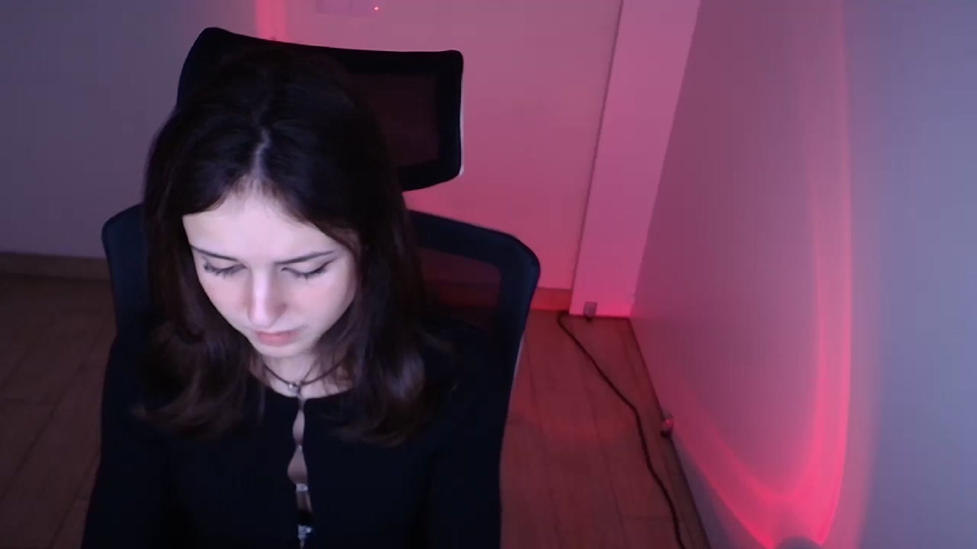 Gallery image thumbnail from Lurenn's myfreecams stream on, 11/22/2023, 15:36 image 9 of 20
