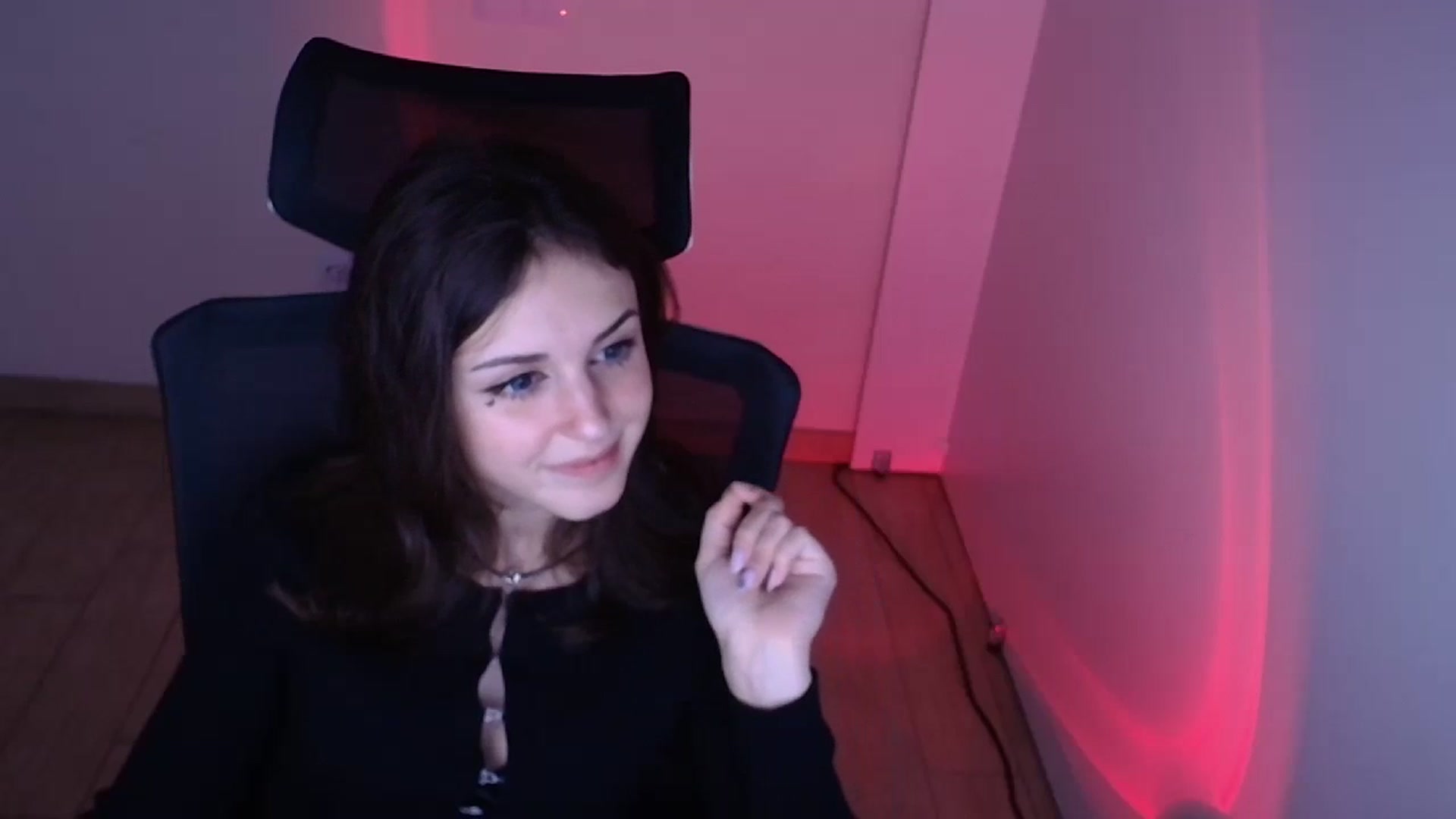 Gallery image thumbnail from Lurenn's myfreecams stream on, 11/22/2023, 15:36 image 4 of 20