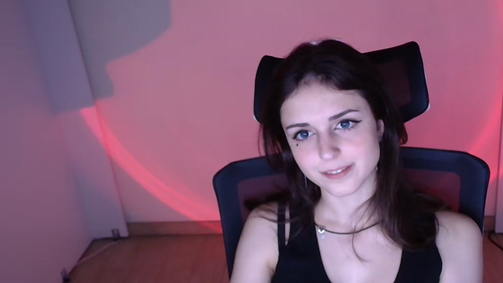 Gallery image thumbnail from Lurenn's myfreecams stream on, 11/23/2023, 17:59 image 5 of 20