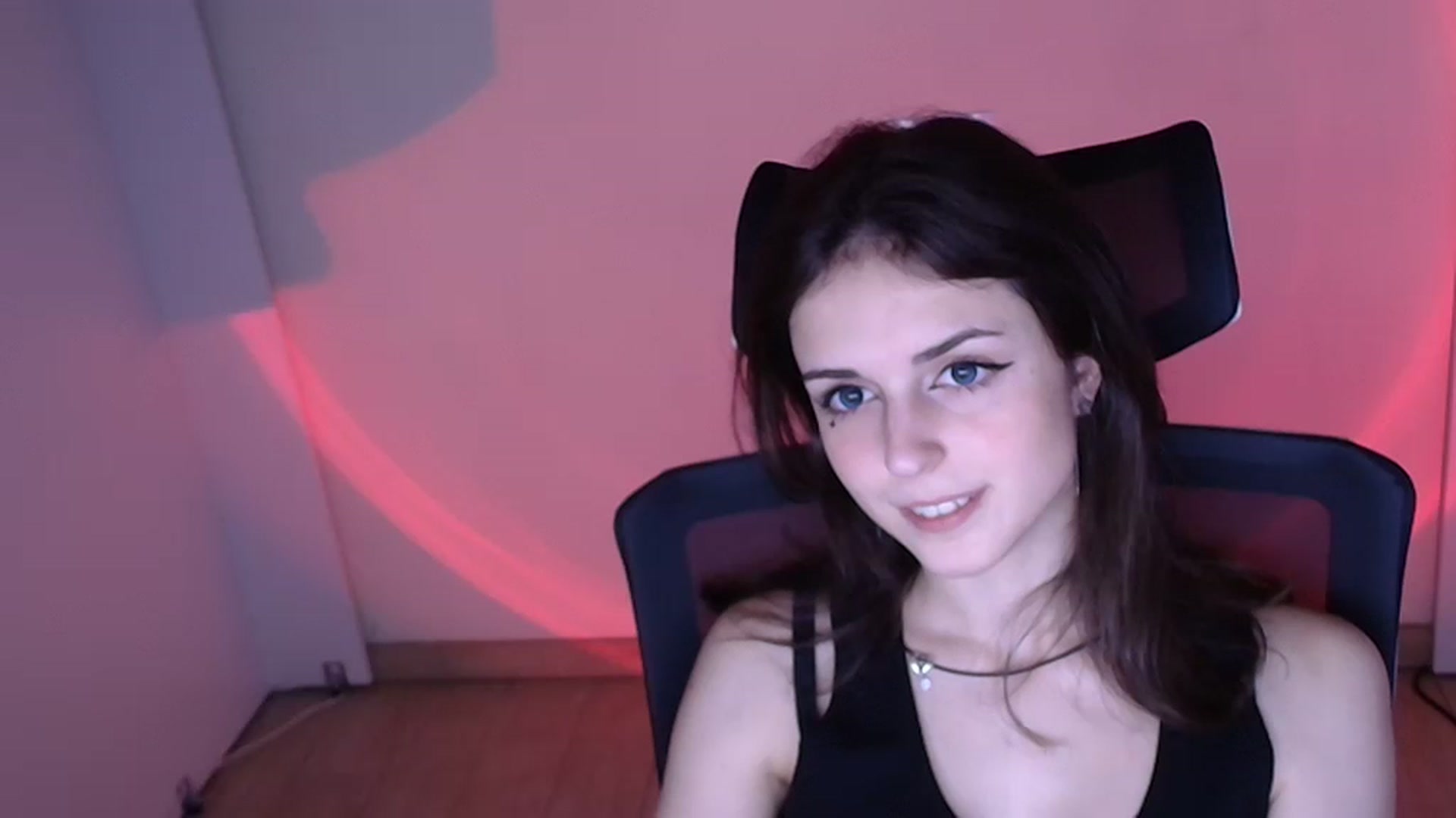 Gallery image thumbnail from Lurenn's myfreecams stream on, 11/23/2023, 17:59 image 6 of 20