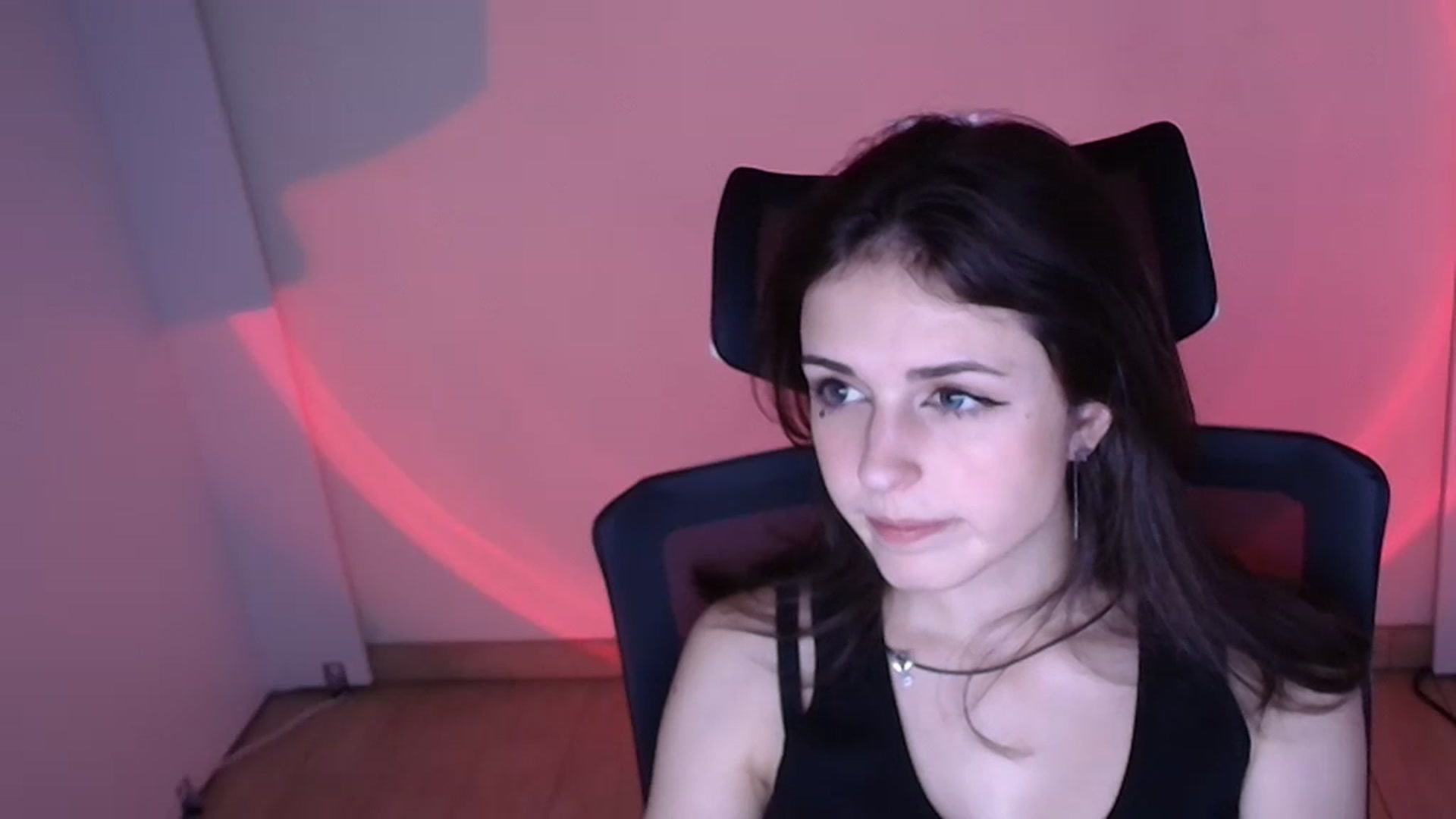 Gallery image thumbnail from Lurenn's myfreecams stream on, 11/23/2023, 17:59 image 4 of 20
