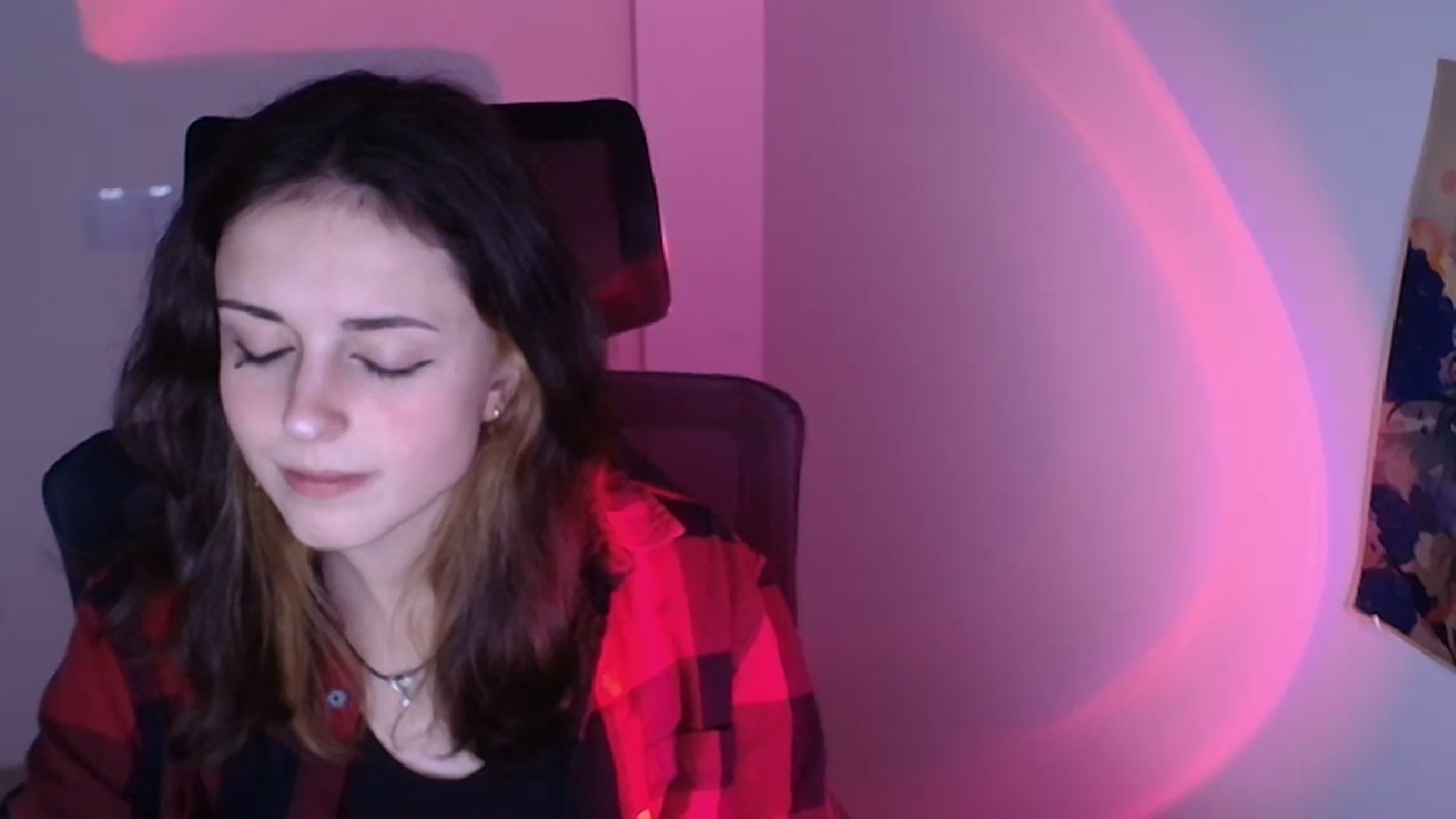 Gallery image thumbnail from Lurenn's myfreecams stream on, 11/27/2023, 08:41 image 17 of 20