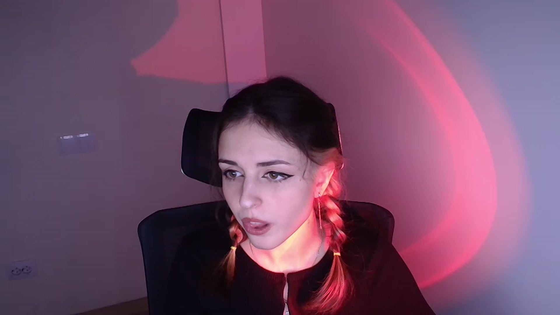 Gallery image thumbnail from Lurenn's myfreecams stream on, 12/02/2023, 21:44 image 15 of 20