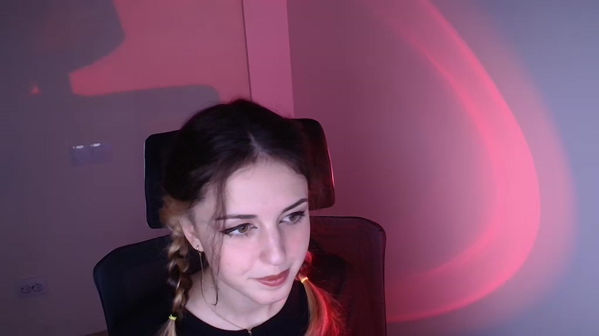 Gallery image thumbnail from Lurenn's myfreecams stream on, 12/02/2023, 21:44 image 3 of 20