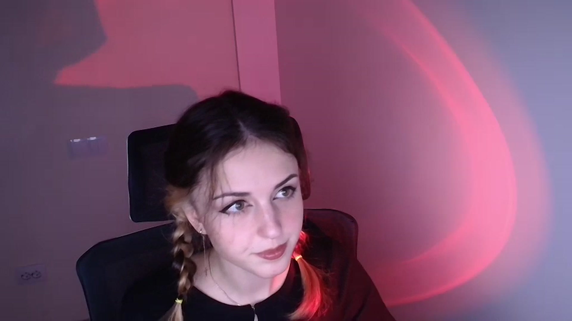 Gallery image thumbnail from Lurenn's myfreecams stream on, 12/02/2023, 21:44 image 2 of 20