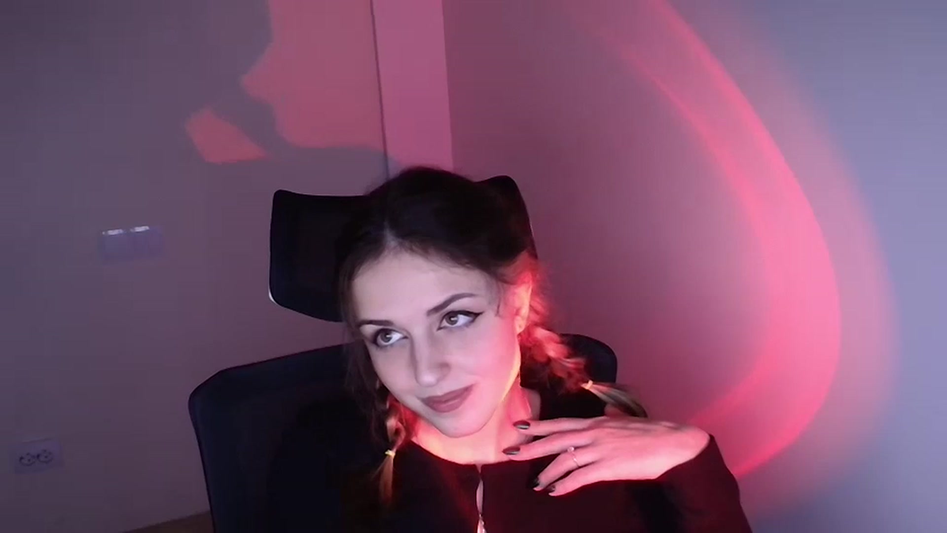 Gallery image thumbnail from Lurenn's myfreecams stream on, 12/02/2023, 21:44 image 16 of 20
