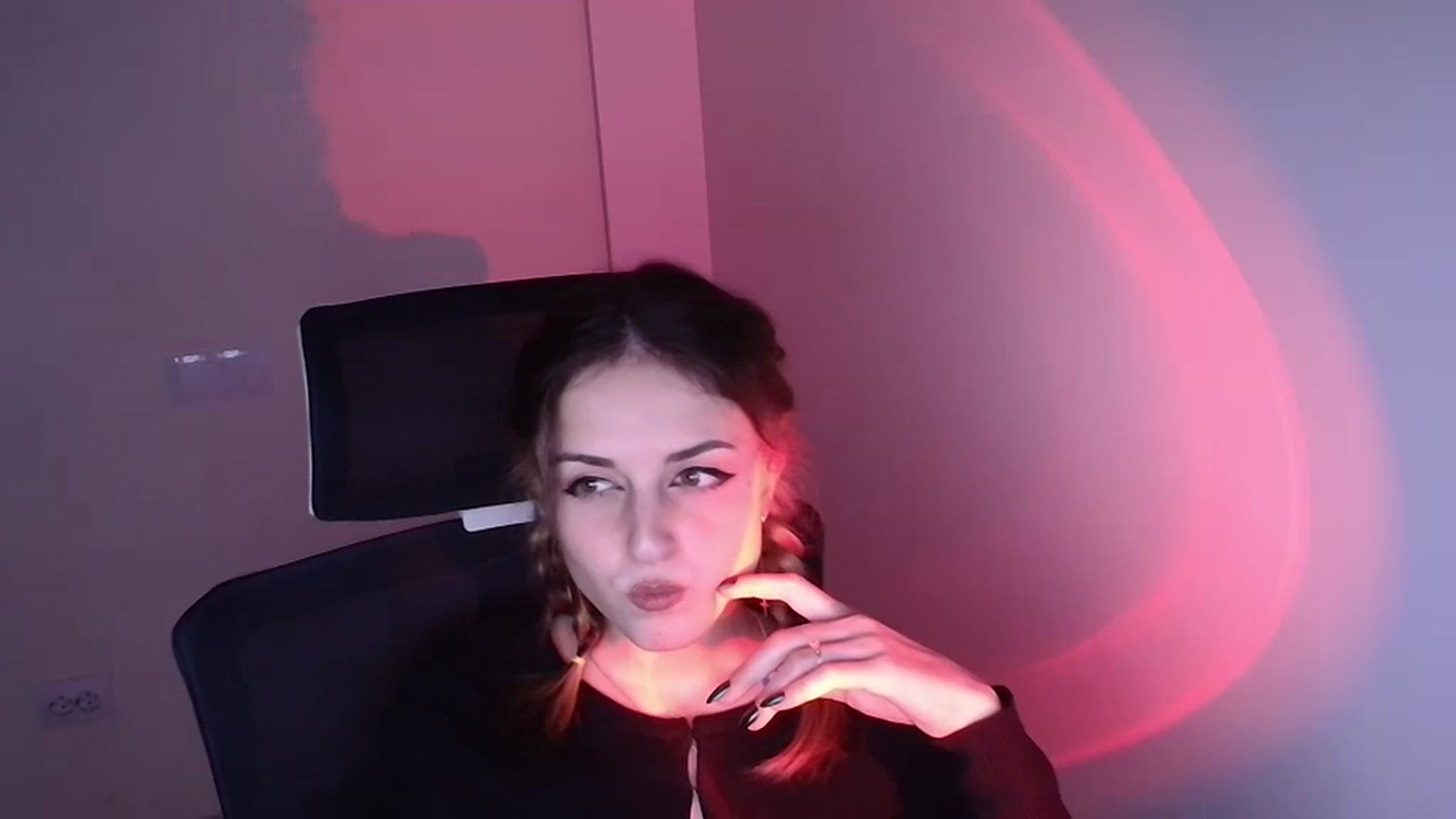 Gallery image thumbnail from Lurenn's myfreecams stream on, 12/02/2023, 21:44 image 6 of 20