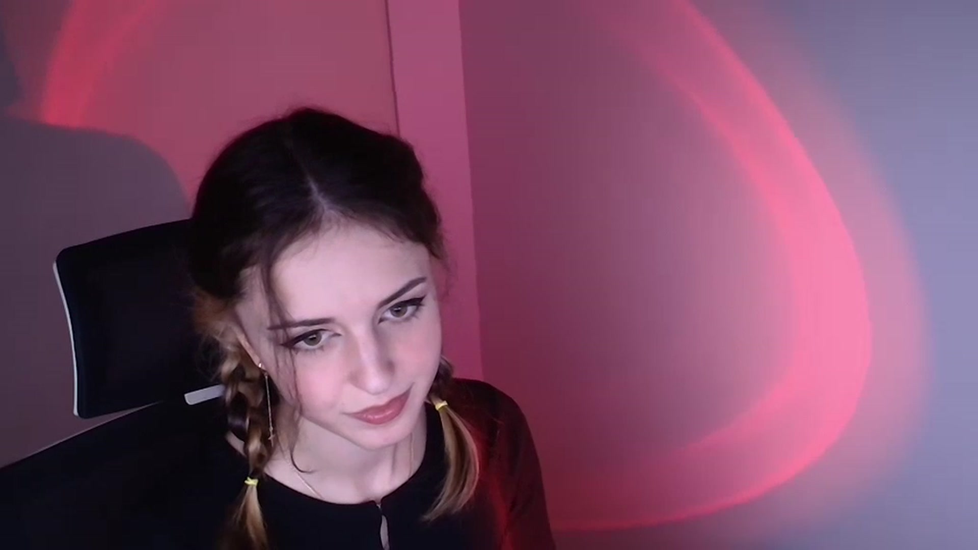 Gallery image thumbnail from Lurenn's myfreecams stream on, 12/02/2023, 21:44 image 10 of 20