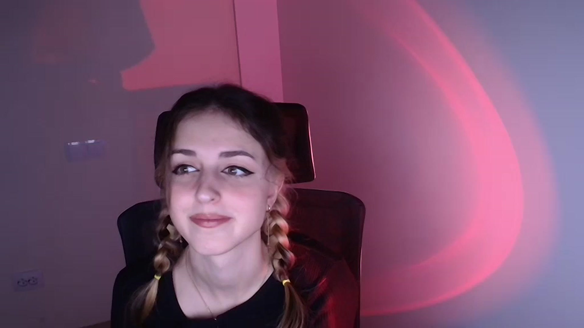 Gallery image thumbnail from Lurenn's myfreecams stream on, 12/02/2023, 21:44 image 9 of 20