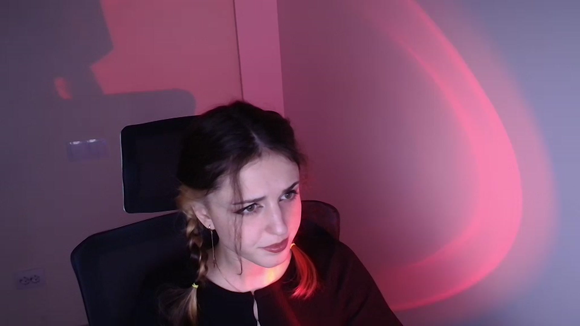 Gallery image thumbnail from Lurenn's myfreecams stream on, 12/02/2023, 21:44 image 4 of 20