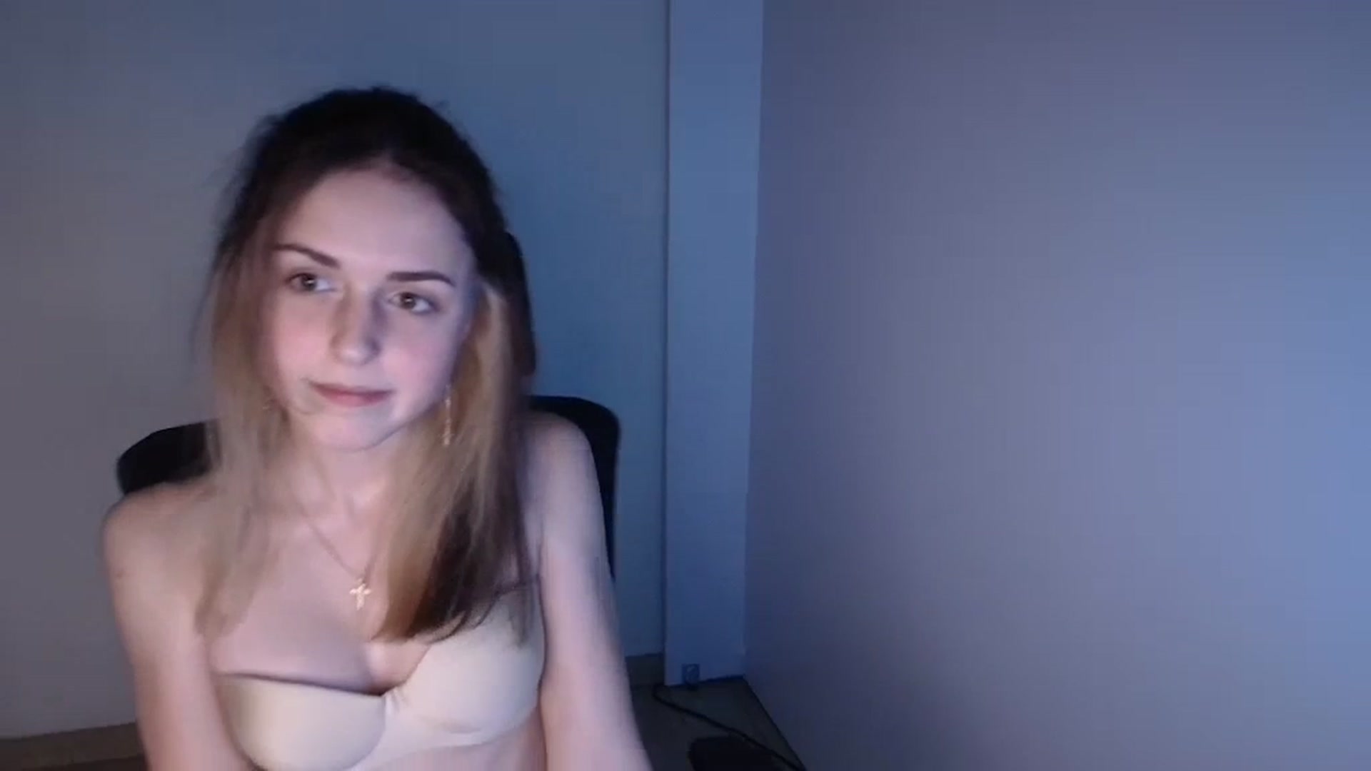 Gallery image thumbnail from Lurenn's myfreecams stream on, 12/04/2023, 19:20 image 13 of 20