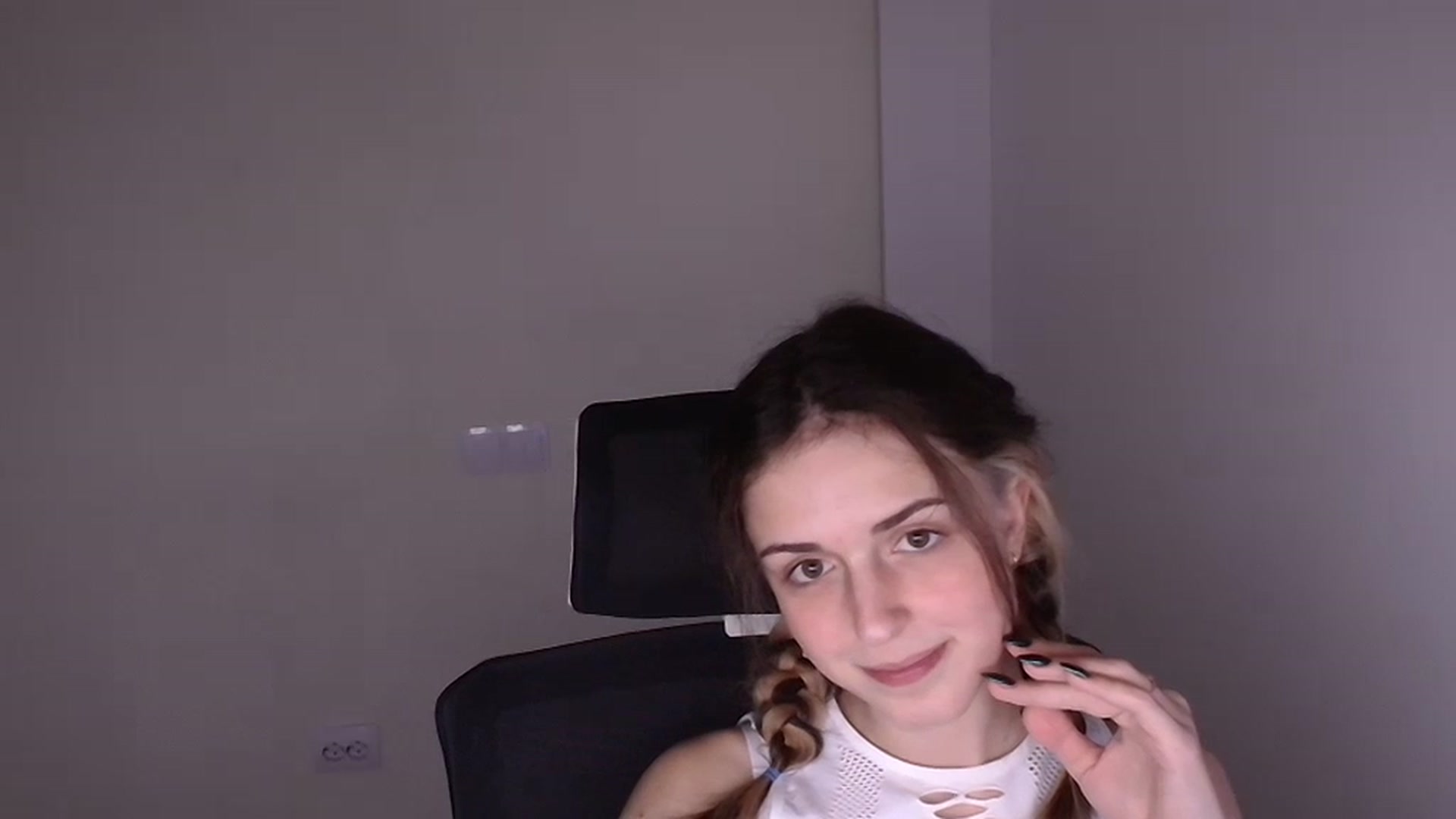 Gallery image thumbnail from Lurenn's myfreecams stream on, 12/05/2023, 14:53 image 19 of 20