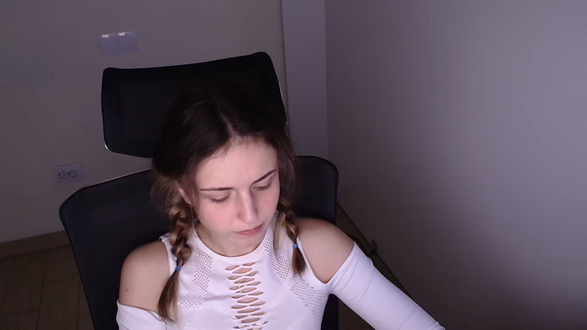 Gallery image thumbnail from Lurenn's myfreecams stream on, 12/05/2023, 18:58 image 14 of 20