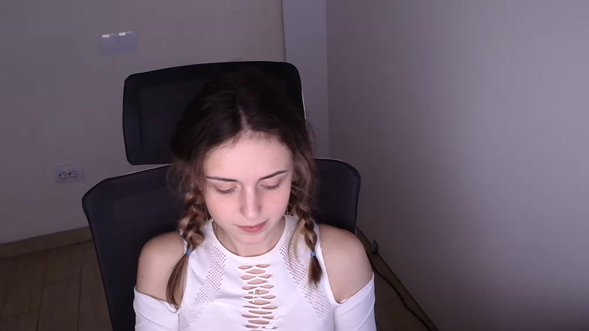 Gallery image thumbnail from Lurenn's myfreecams stream on, 12/05/2023, 18:58 image 9 of 20