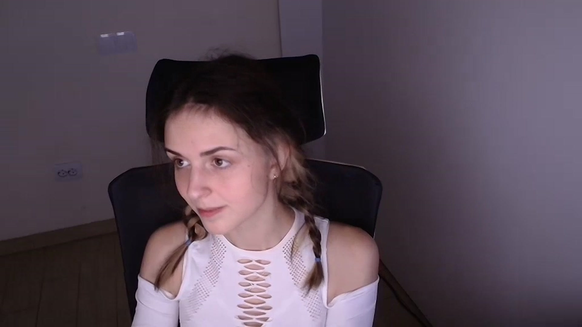 Gallery image thumbnail from Lurenn's myfreecams stream on, 12/05/2023, 18:58 image 12 of 20