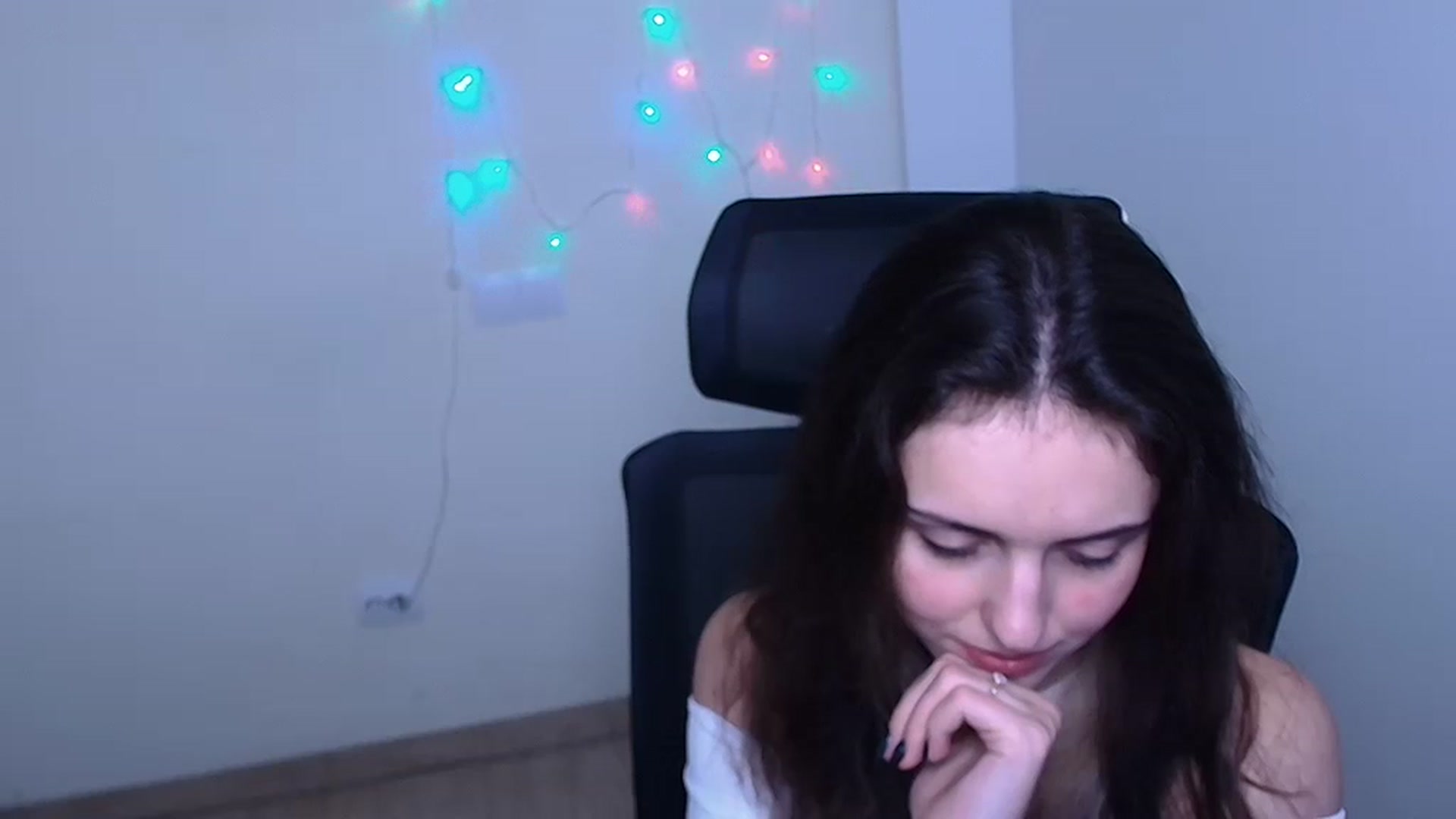 Gallery image thumbnail from Lurenn's myfreecams stream on, 12/08/2023, 09:07 image 16 of 20