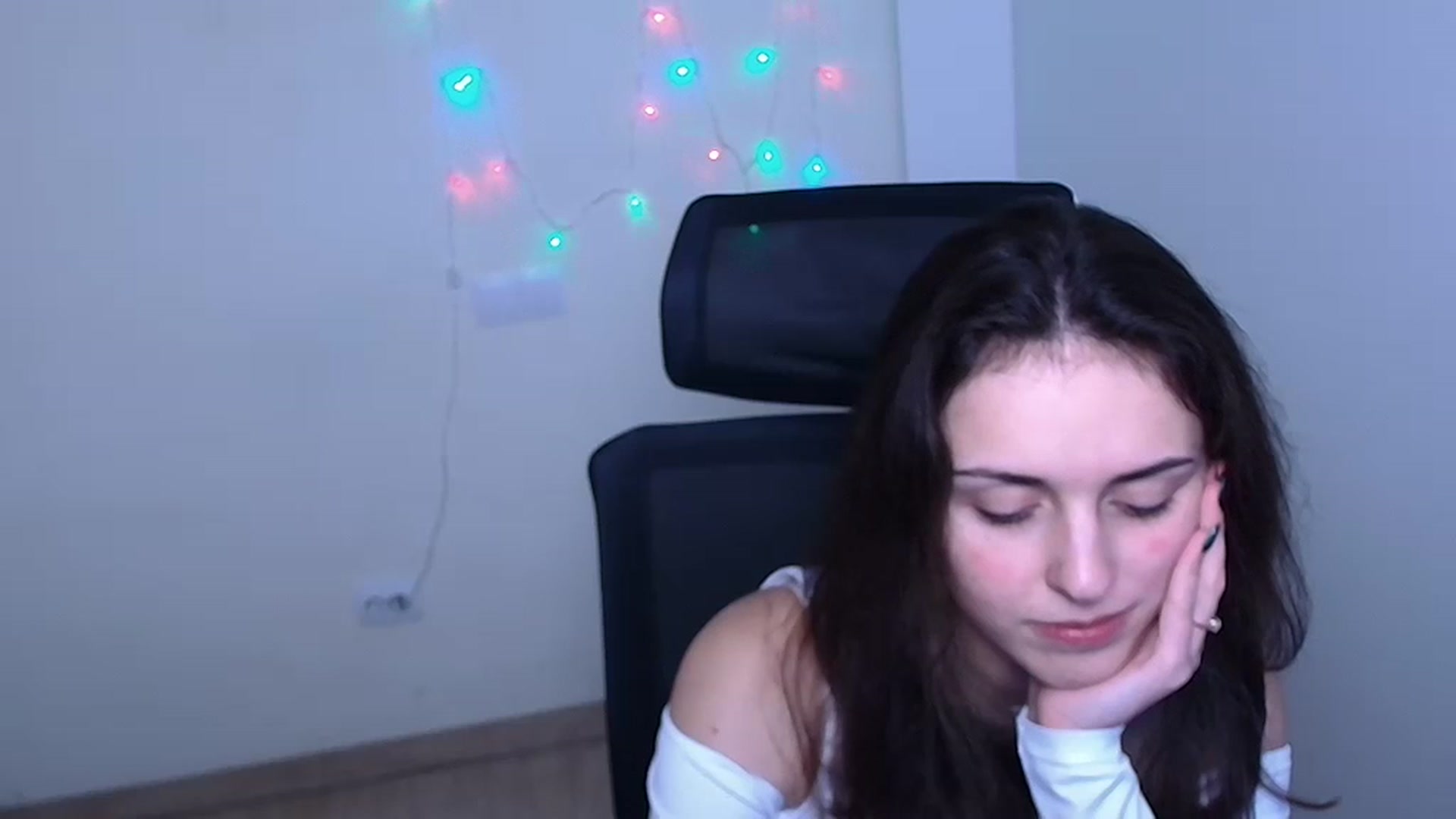 Gallery image thumbnail from Lurenn's myfreecams stream on, 12/08/2023, 09:07 image 7 of 20