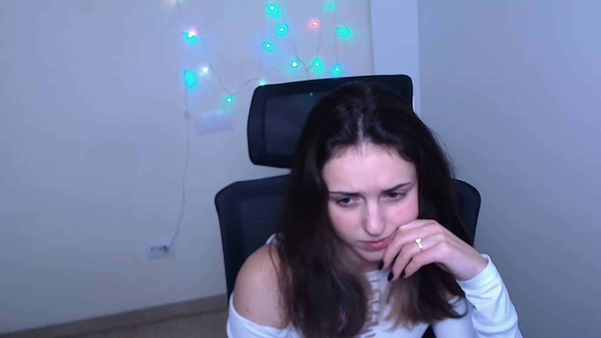 Gallery image thumbnail from Lurenn's myfreecams stream on, 12/08/2023, 09:07 image 9 of 20