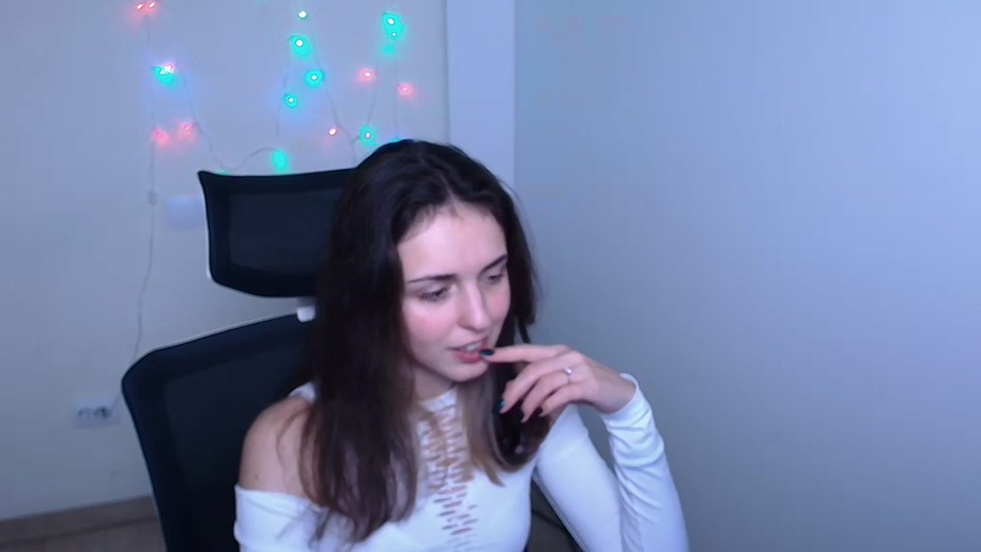Gallery image thumbnail from Lurenn's myfreecams stream on, 12/08/2023, 12:52 image 4 of 20