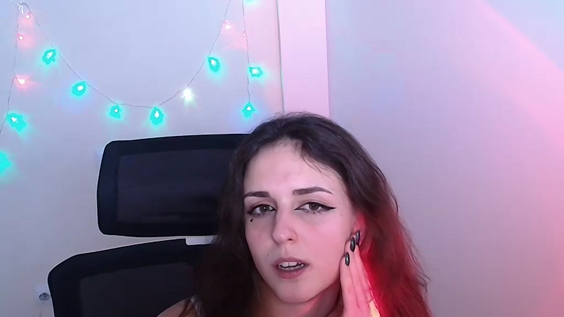 Gallery image thumbnail from Lurenn's myfreecams stream on, 12/12/2023, 18:51 image 16 of 20