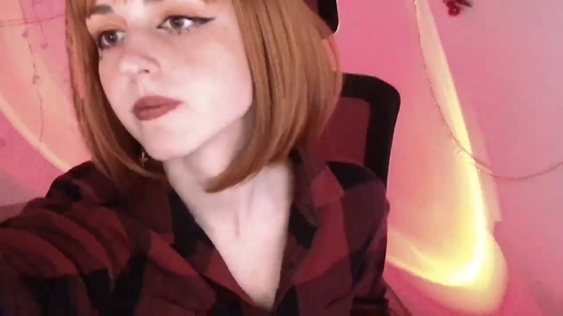 Gallery image thumbnail from Lurenn's myfreecams stream on, 12/24/2023, 19:00 image 18 of 20