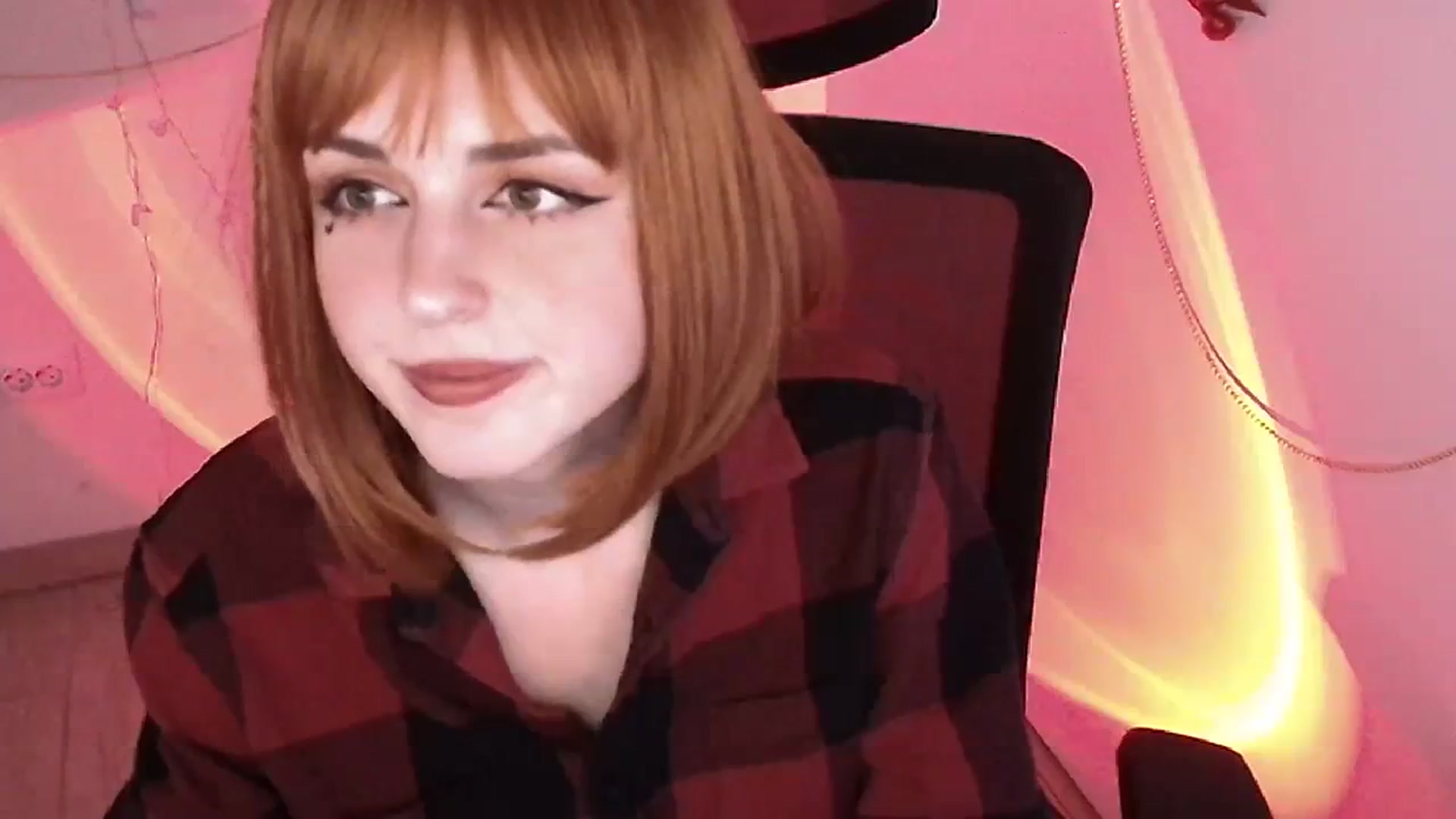 Gallery image thumbnail from Lurenn's myfreecams stream on, 12/24/2023, 19:00 image 20 of 20
