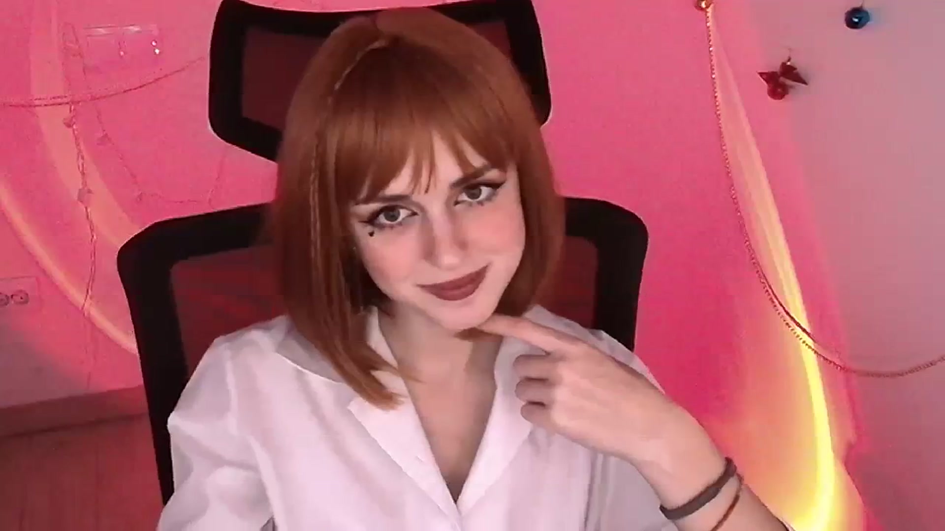Gallery image thumbnail from Lurenn's myfreecams stream on, 12/24/2023, 19:00 image 10 of 20